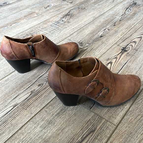BOC Born Brown Leather Stack Heel Zip Double Buckle Ankle Boots Sz 8.5 EU 40 - Picture 4 of 14